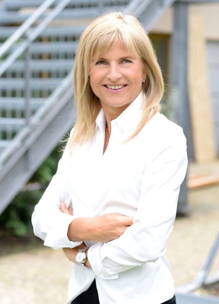 Frau Hagel vor einer Treppe