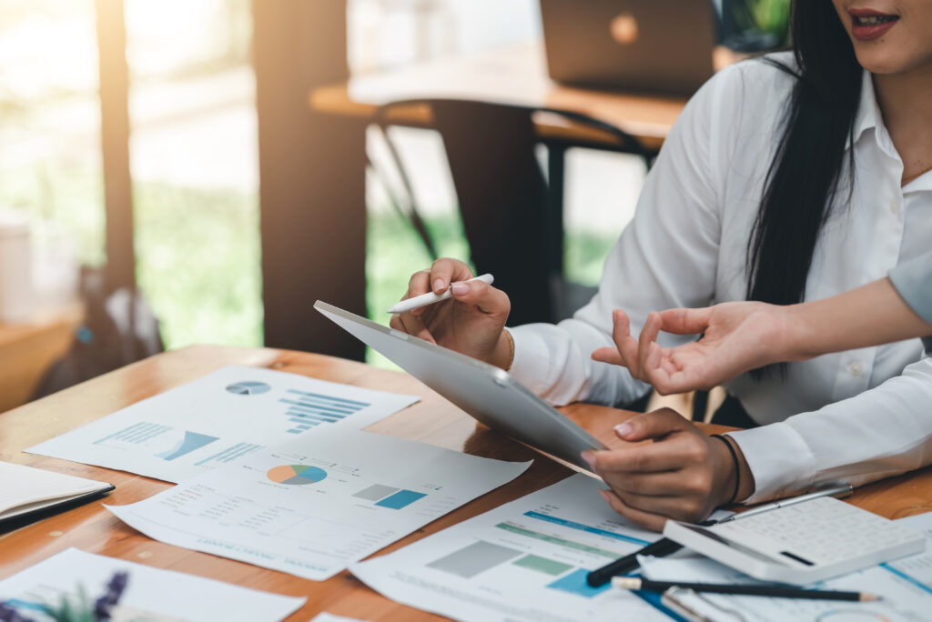 Frau mit Tablet und Unterlagen