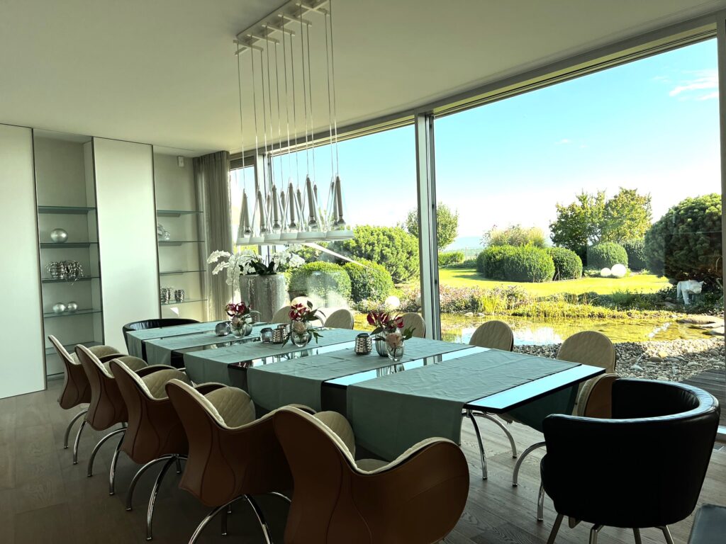 Esszimmer mit Blick auf den Garten