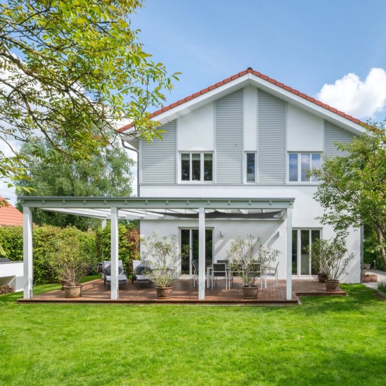 Zeitlose Architektur mit überdachter Terrasse und Blick ins Grüne