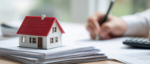 Modellhaus auf Akten