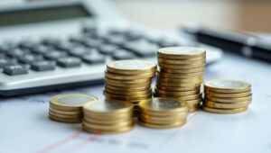 Münztürme vor einem Laptop