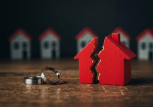 Rotes, geteiltes Holzhaus mit Eheringen