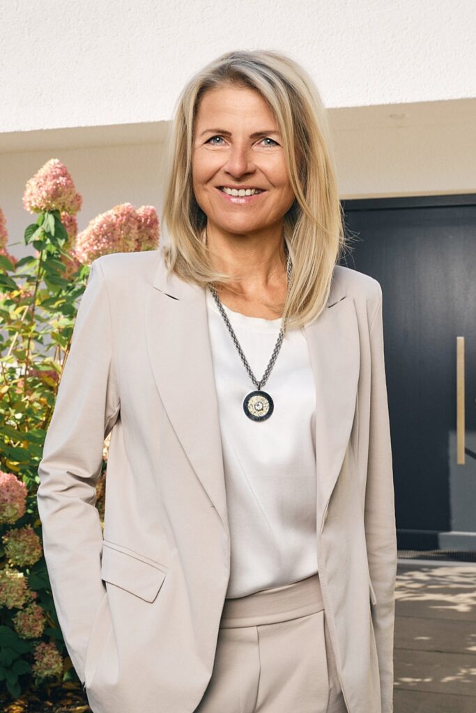 Susanne Hagel vor einer Haustür